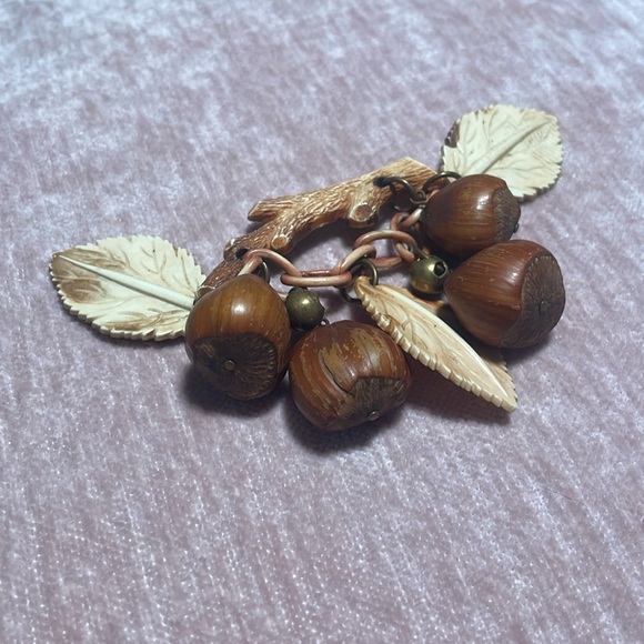 1940’s Celluloid Plastic Elegant Brown and Cream Leaf and Hazelnut Dangle Brooch - Picture 2 of 11